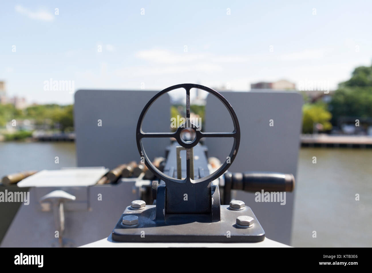 Blick hinunter Anblick auf einem M2 Maschine Browning Pistole auf dem Deck der USS New Jersey Iowa Klasse Schlachtschiff, Delaware River, NJ, USA. Stockfoto