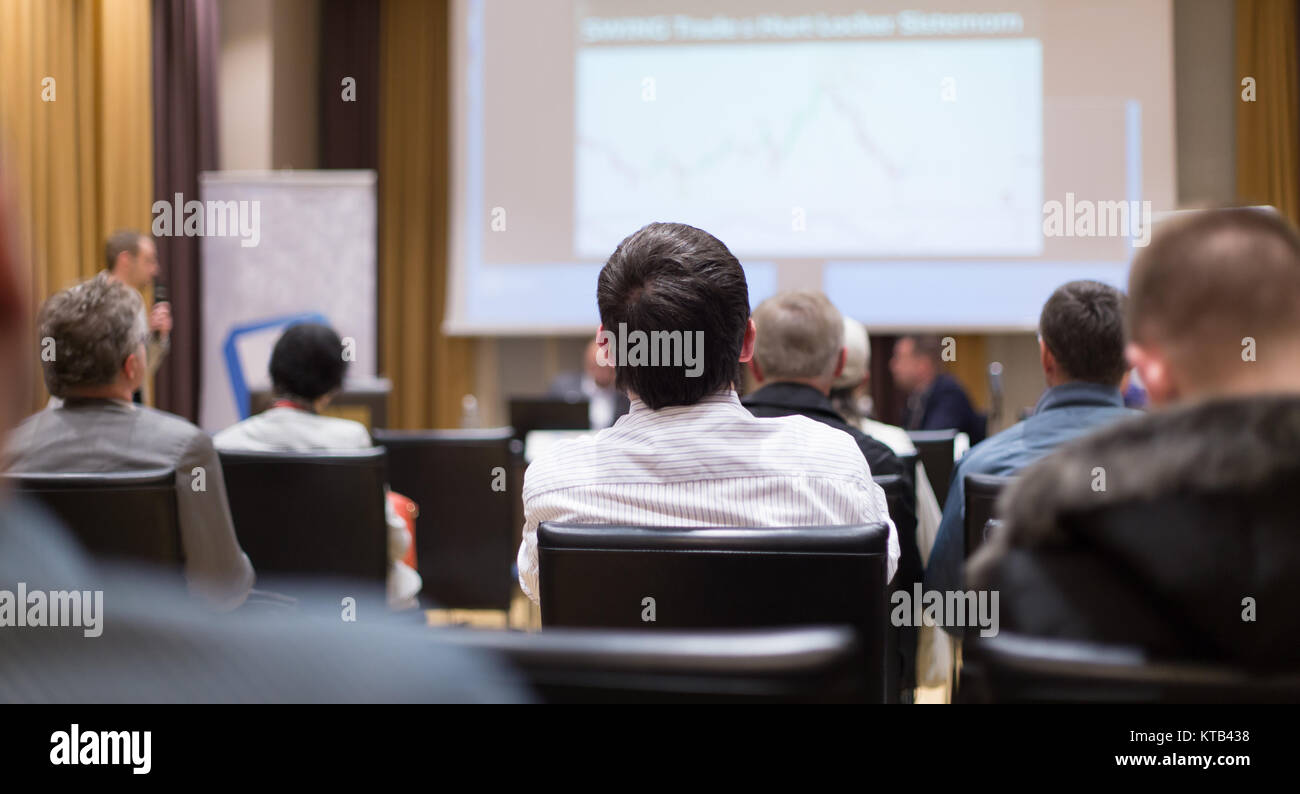 Männliche Sprecherin, die reden bei öffentlichen Veranstaltung. Stockfoto