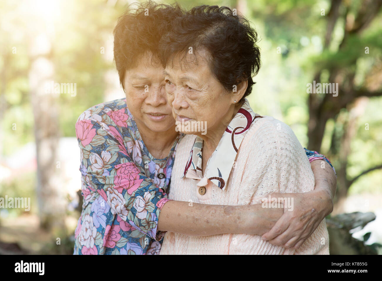 Asiatische ältere Frauen umarmen Stockfoto