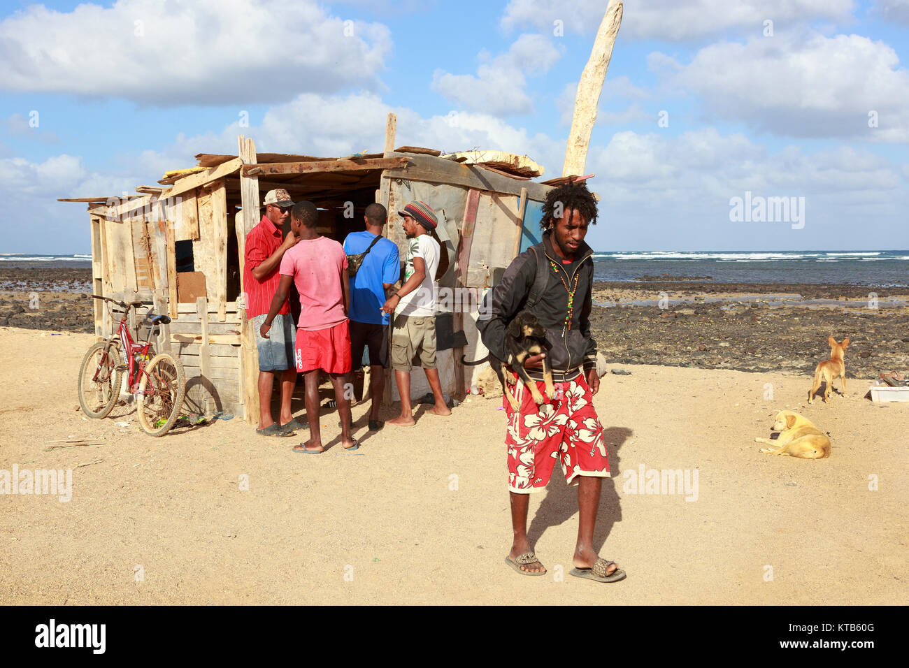 Lokale Jugend mit einer Hütte an der Sharks Bay, Insel Sal, Salina, Kap Verde, Afrika Stockfoto