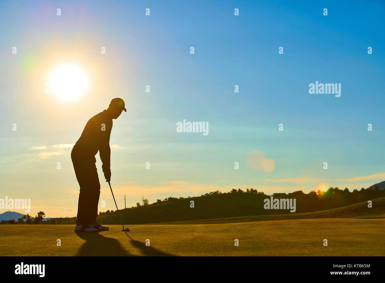 Jungen Menschen, die Golf spielen an einem sonnigen Tag Stockfoto