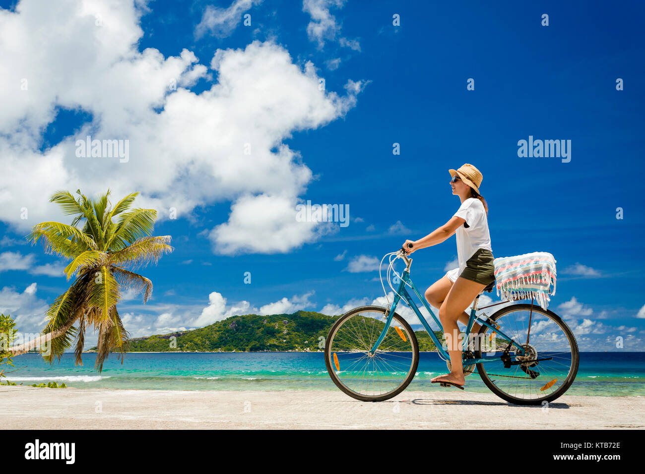 Frau entlang des Strandes reiten Stockfoto