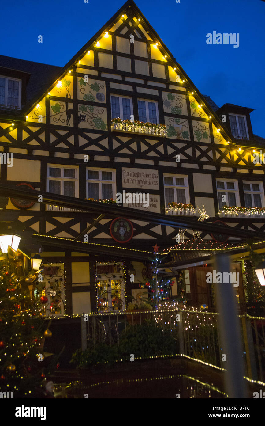 Das Restaurant Stadt Frankfurt ist mit Beleuchtung für Weihnachten dekoriert. Die 24 RŸdesheim Weihnachtsmarkt der Nationen in RŸdesheim, Deutschland ist in gehalten Stockfoto