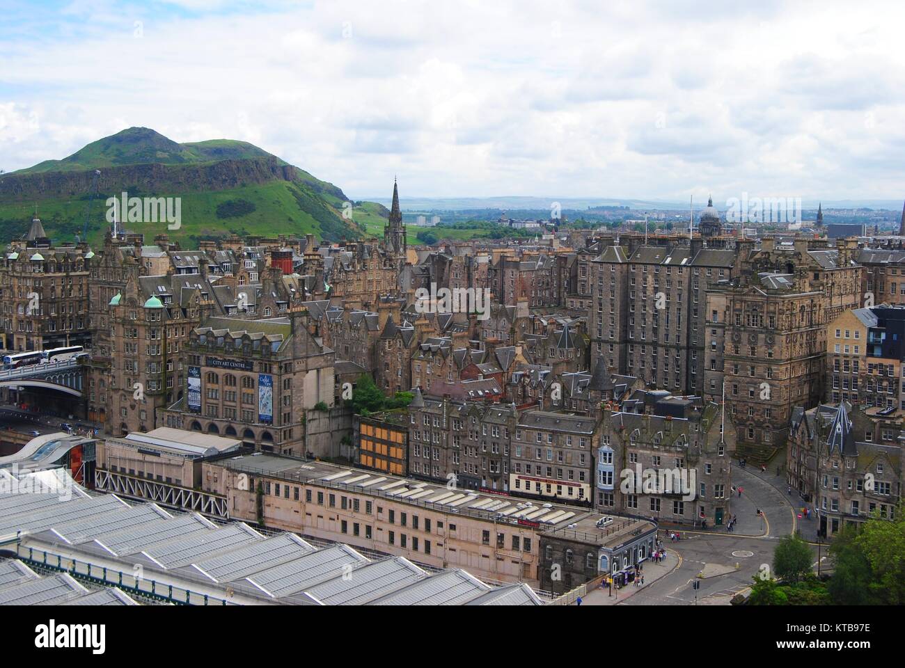 Blick über Edinburgh in Richtung Salisbury Crags. Stockfoto