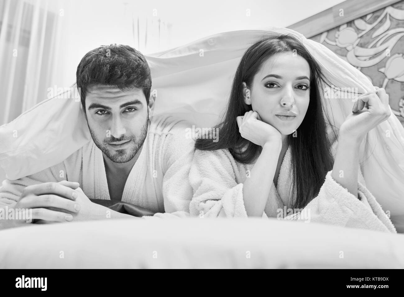 Pärchen im bett Schwarzweiß-Stockfotos und -bilder - Alamy, حجم الصورة 1300x957
