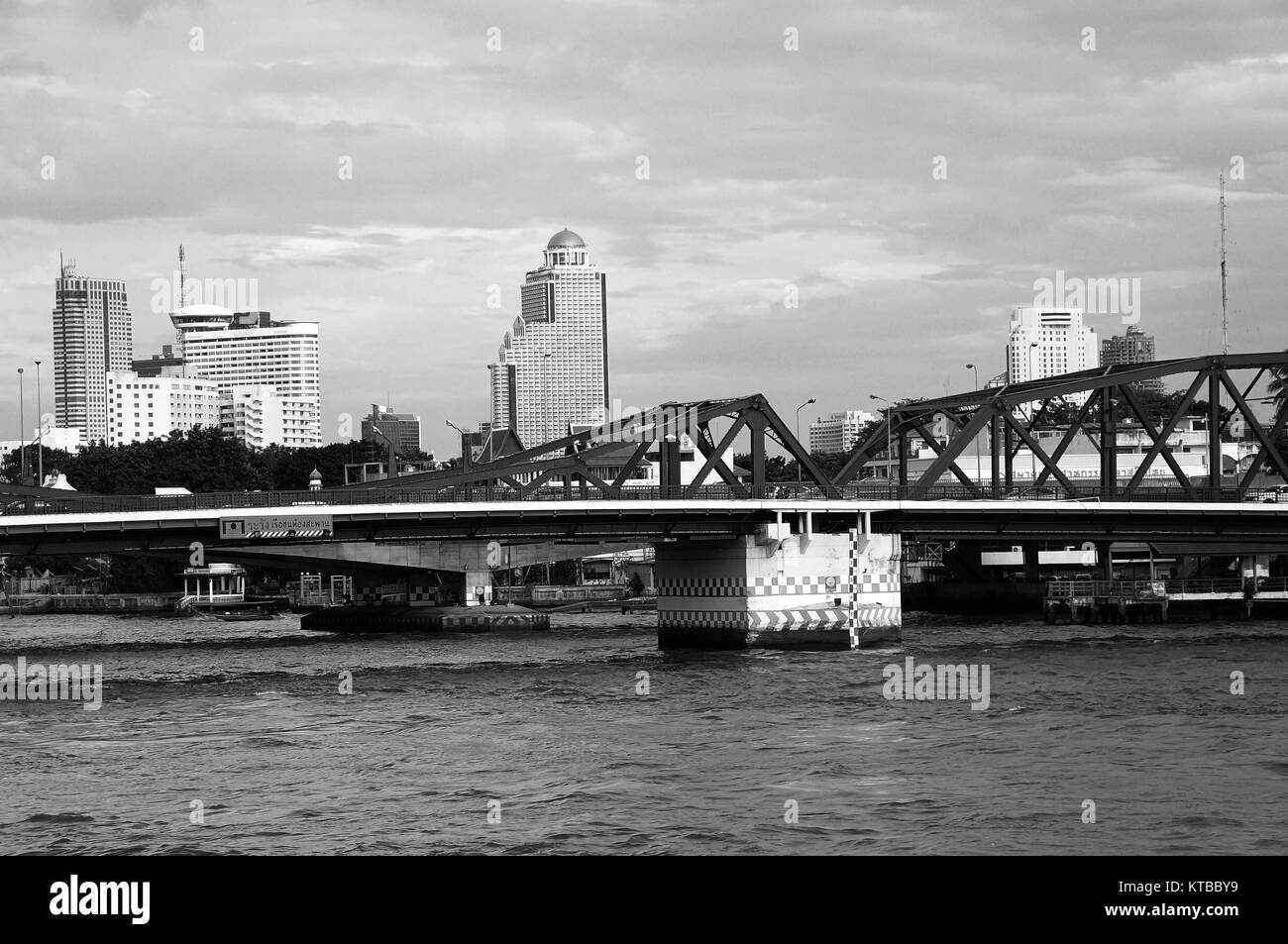 Bangkok Stadtbild Fluss Brücke downtown schwarz weiß Stockfoto