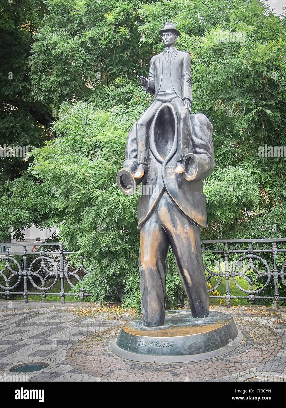 Prag, tschechische Republik - 23. JULI 2016: Statue von Franz Kafka (eine politische Kandidaten ist auf den Schultern eines Riesen Mann gehalten) von Jaroslav Róna Stockfoto