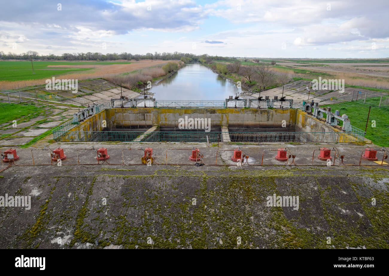 Ventile für die Eröffnung von Rohren einer Pumpstation. Gateway ope Stockfoto