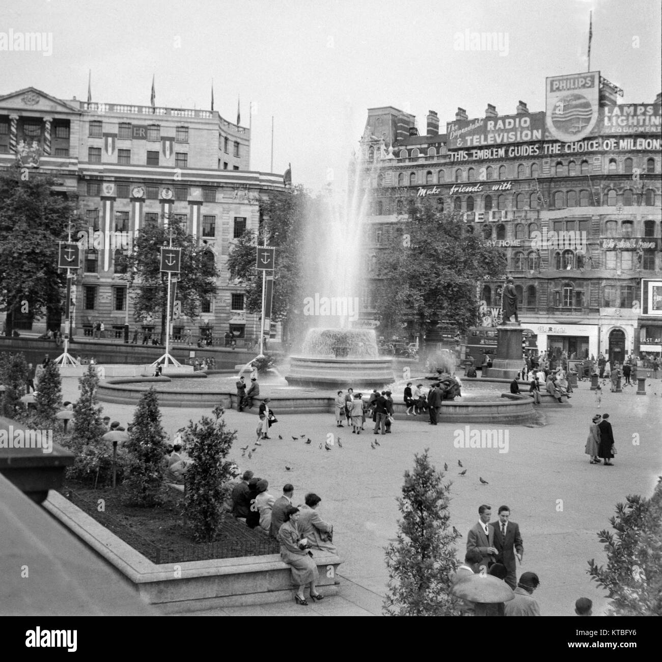 Schwarz und Weiß auf dem Trafalgar Square in London, um 1950, mit Brunnen und Gruppen von Menschen. Stockfoto