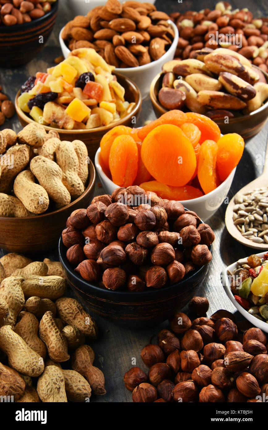 Zusammensetzung mit getrockneten Früchten und verschiedene Muttern Stockfoto