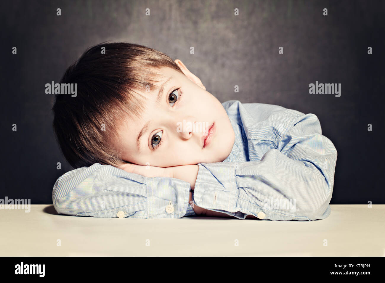 Trauriges Kind Junge. Kleines Zicklein im Stress Stockfoto