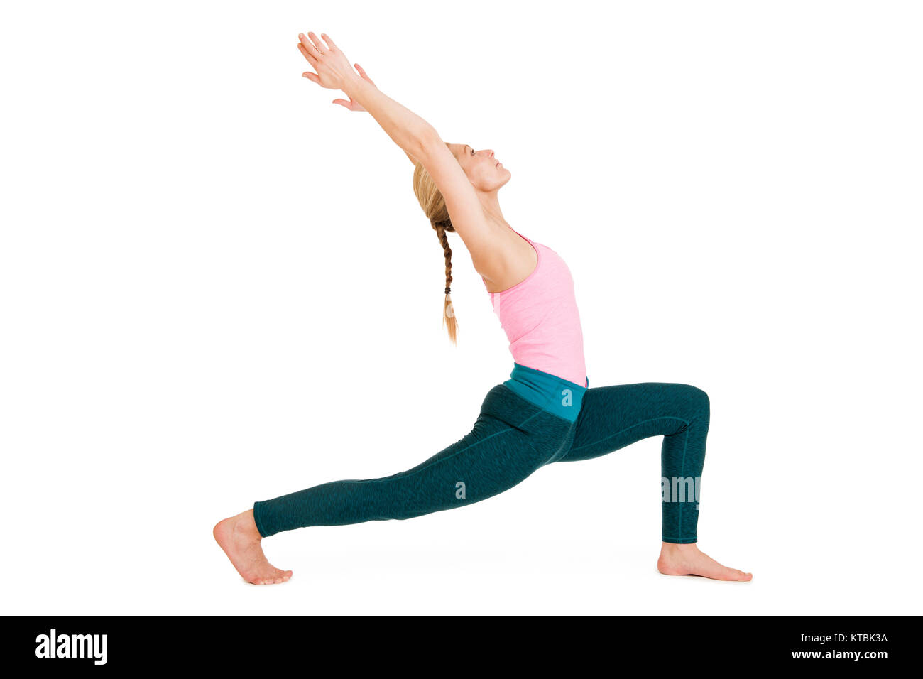 Seitliche Ganzkörper-Ansicht einer jungen Frau bei Yoga-Übung 'der Krieger 1' (Virabhadrasana 1) vor weißen Hintergrund mit leichtem Schatten Stockfoto