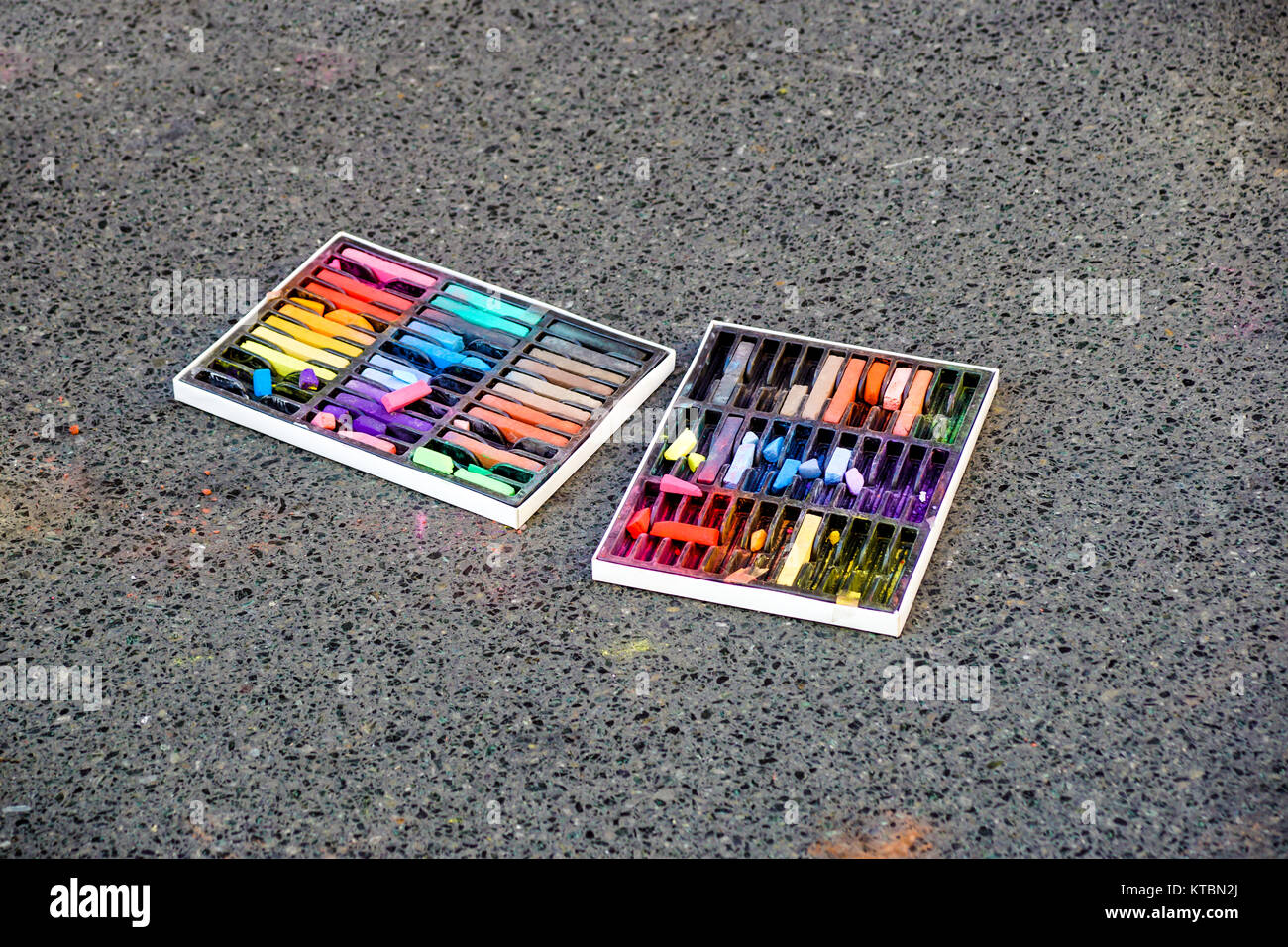 Farbige Kreiden. Farbige Kreide auf Spielplatz mit Zeichnungen auf Straße Stockfoto