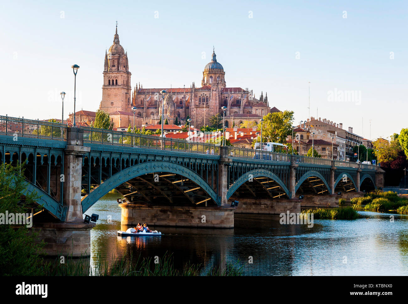 O Puente Nuevo Puente de Enrique Estevan y Catedral de Salamanca. Ciudad Patrimonio de la Humanidad. Castilla León. España Stockfoto