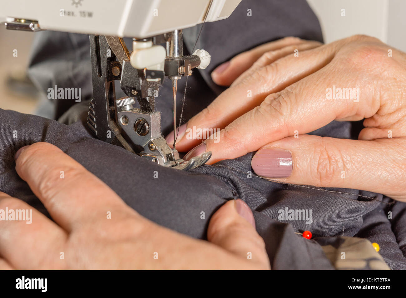 Hände beim Modellieren eines dicken Stoffes Stockfoto