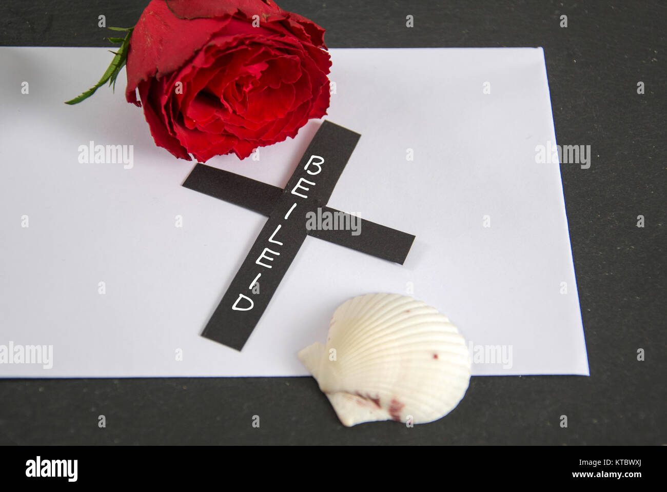 Kreuz mit Rose - Symbol für Trauer Stockfotografie - Alamy