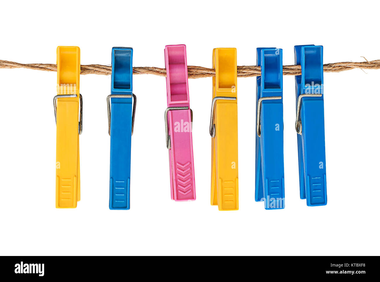Mehrfarbige Kunststoff Wäscheklammern auf einem Seil Stockfoto