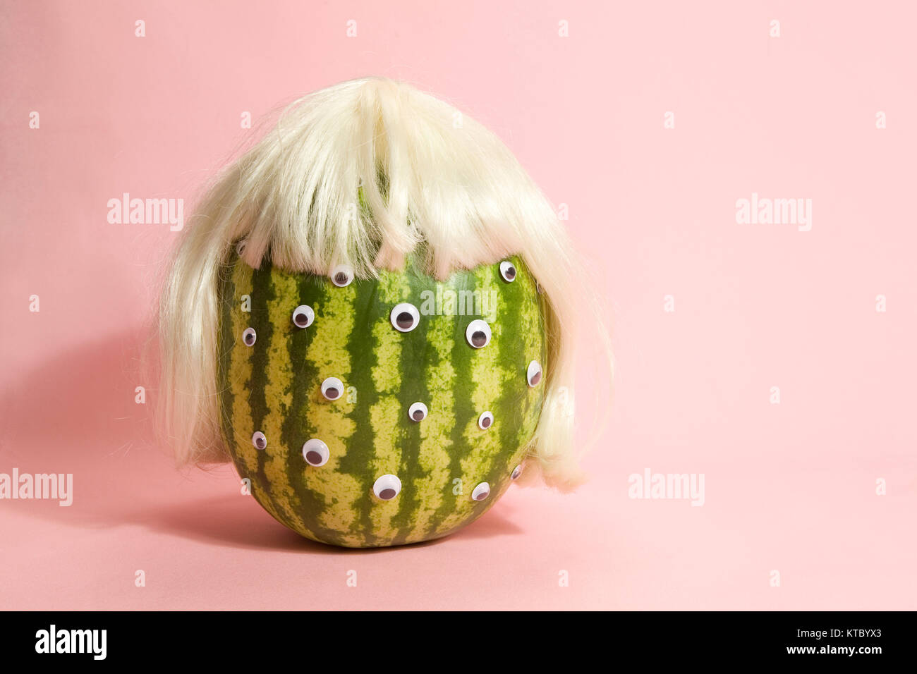 Freak Wassermelone mit Perücke Stockfoto