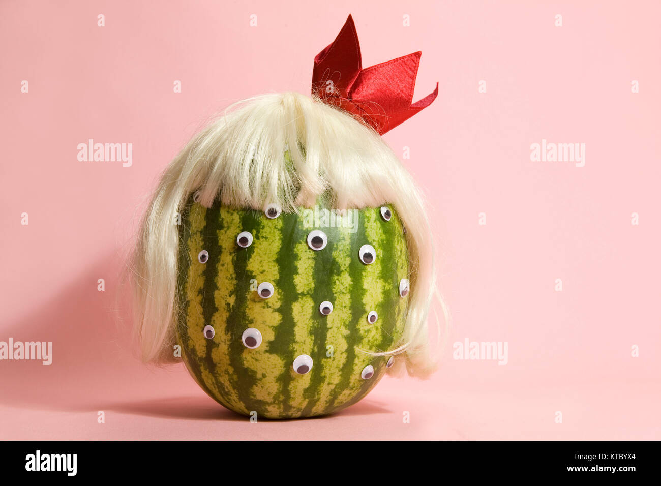 Freak Wassermelone mit Perücke Stockfoto