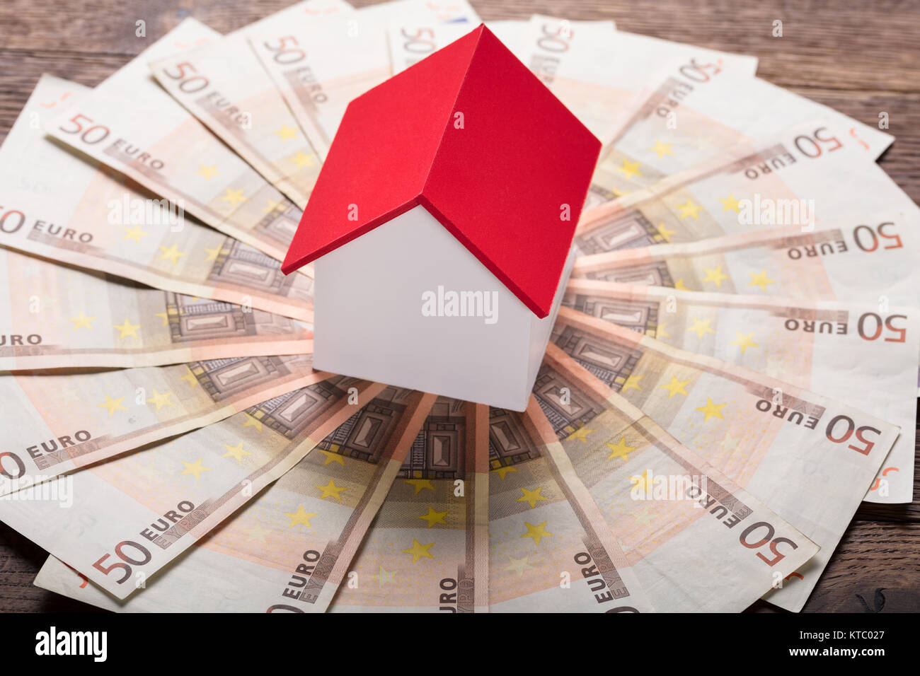 Modell Haus auf Euro-banknoten Stockfoto