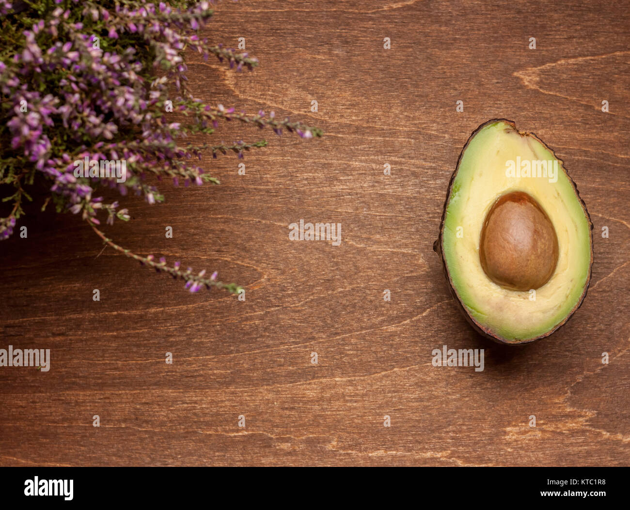Schneiden avocado auf hölzernen Hintergrund Stockfoto