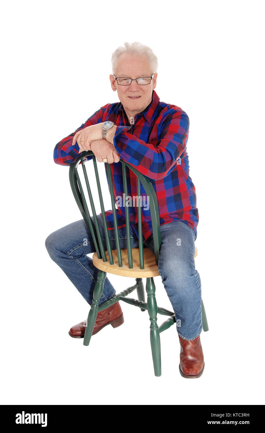 Ein älterer Mann sitzt auf einen Stuhl. Stockfoto