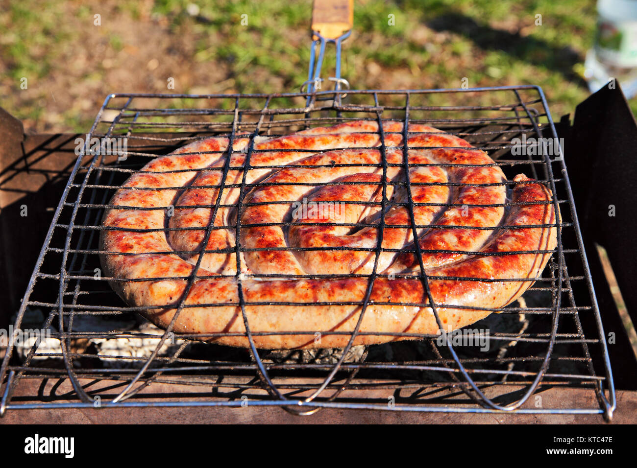 Schweinefleisch, Wurst vom Grill auf einem Kohlen. Würstchen grillen. Stockfoto