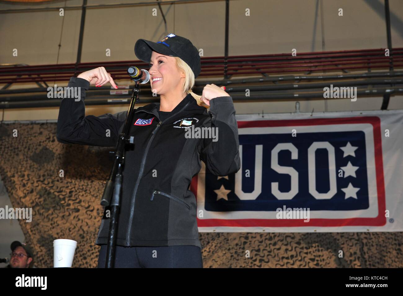 Country Music Artist Kellie Pickler während der USO Urlaub Truppenbesuch in Bagram Air Field Dezember 9, in Bagram, Afghanistan 2014. Stockfoto