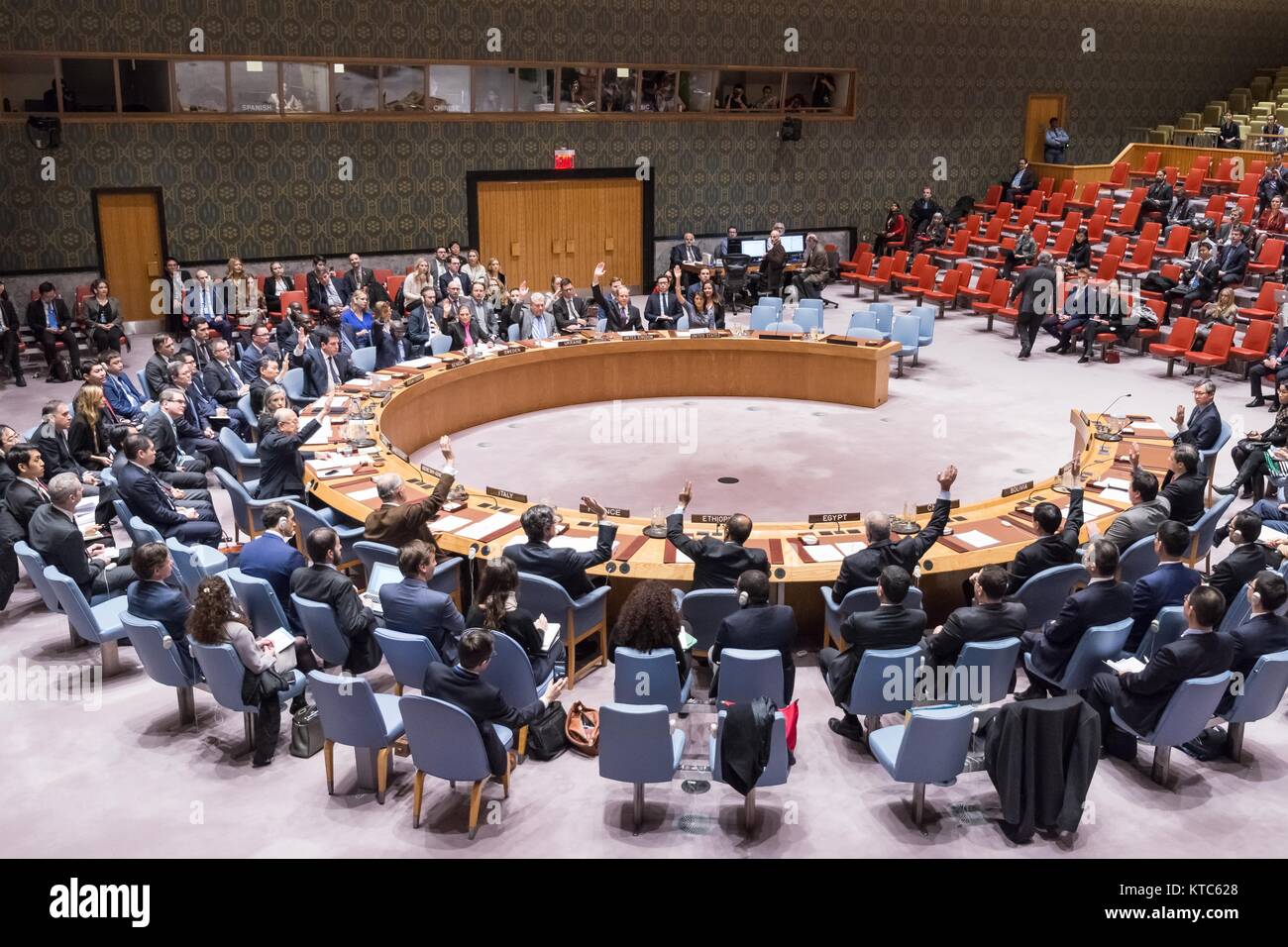 New York, Vereinigte Staaten. 22 Dez, 2017. Mitglieder des Sicherheitsrates sind die stimmrechtsausübung an der Sicherheitsrat der Vereinten Nationen Konferenz über neue Sanktionen auf die Demokratische Volksrepublik Korea am UN-Hauptquartier. In der Sitzung der 15 Mitglieder des Rates, der einstimmig angenommenen Resolution 2397, die unter anderem weitere Beschränkungen auf die Einfuhr von Erdöl zu Nordkorea. Credit: Albin Lohr-Jones/Pacific Press/Alamy leben Nachrichten Stockfoto