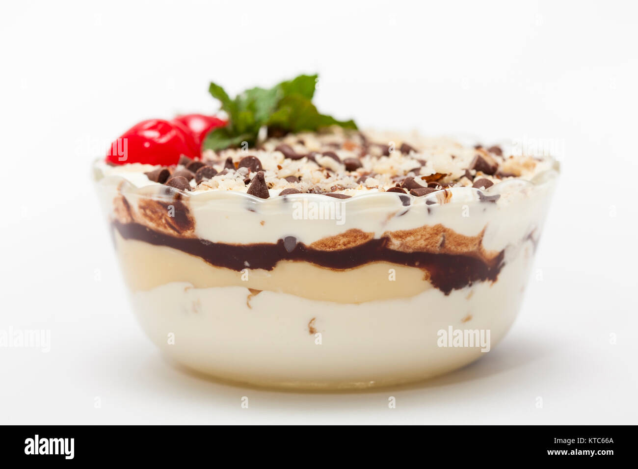 Dekoriert Napoleon Dessert in einem transparenten Schüssel Stockfoto