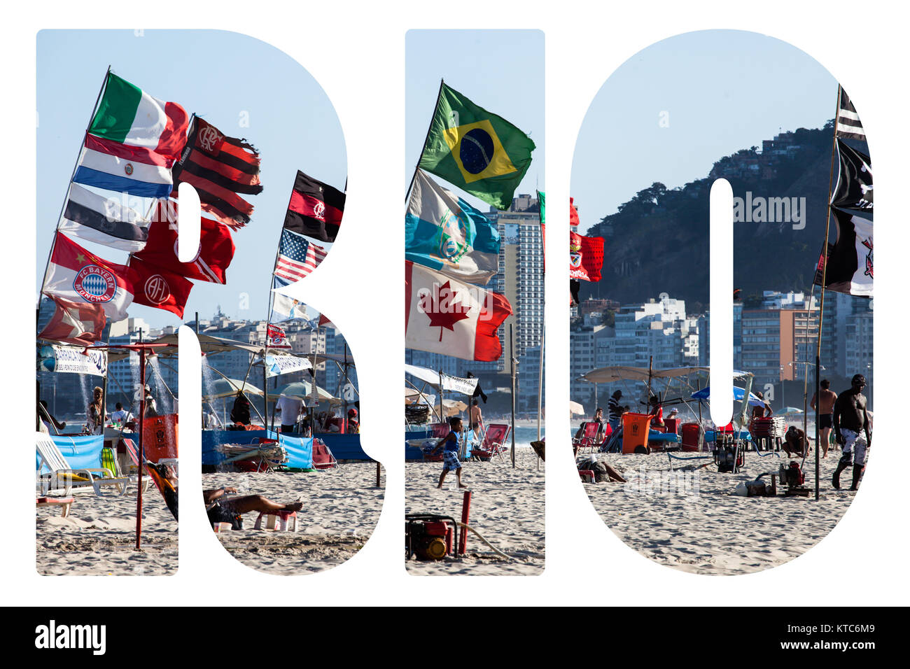 Wort RIO. Strand von Copacabana in Rio de Janeiro, Brasilien Stockfoto