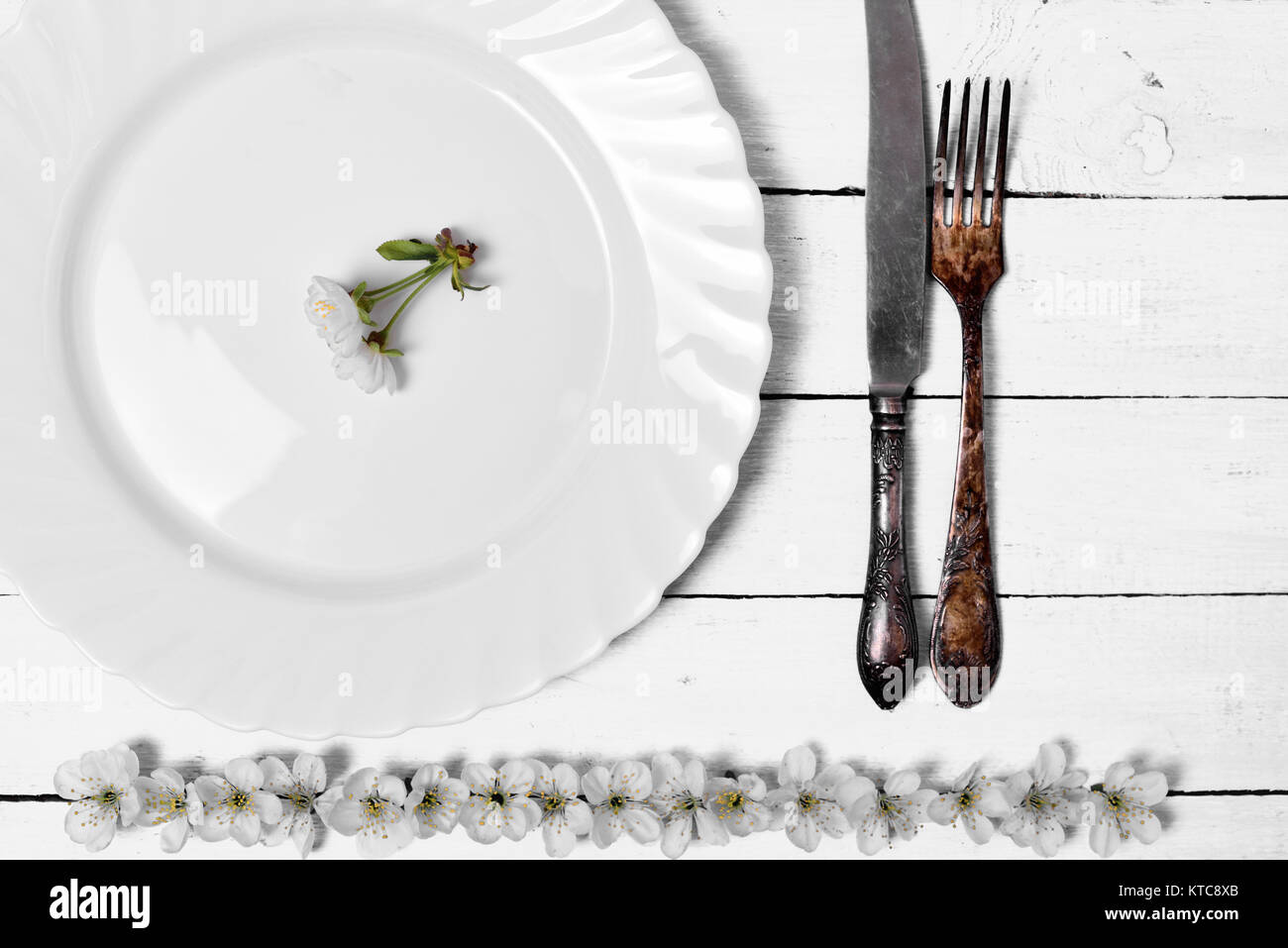 Weiß leerer Teller mit Besteck auf einer hölzernen Oberfläche Stockfotografie Alamy