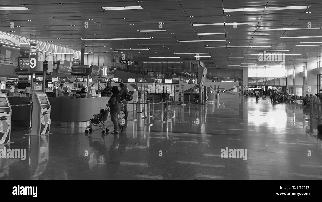 Singapur - Dec 14, 2015. Menschen im Terminal 3 des Flughafen Changi in Singapur erwartet. Changi Intl Airport ist einer der größten Verkehrsknotenpunkte i Stockfoto
