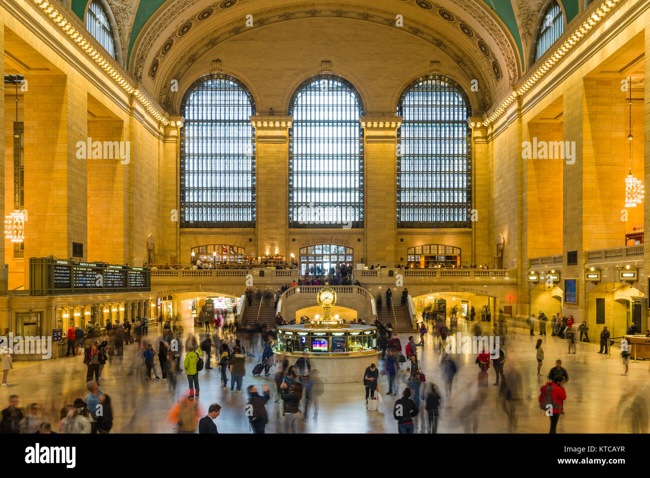 Die zentralen Eingangsbereich Innenraum des Grand Central Terminal mit Massen von Pendler und Touristen, Midtown Manhattan, New York, USA Stockfoto