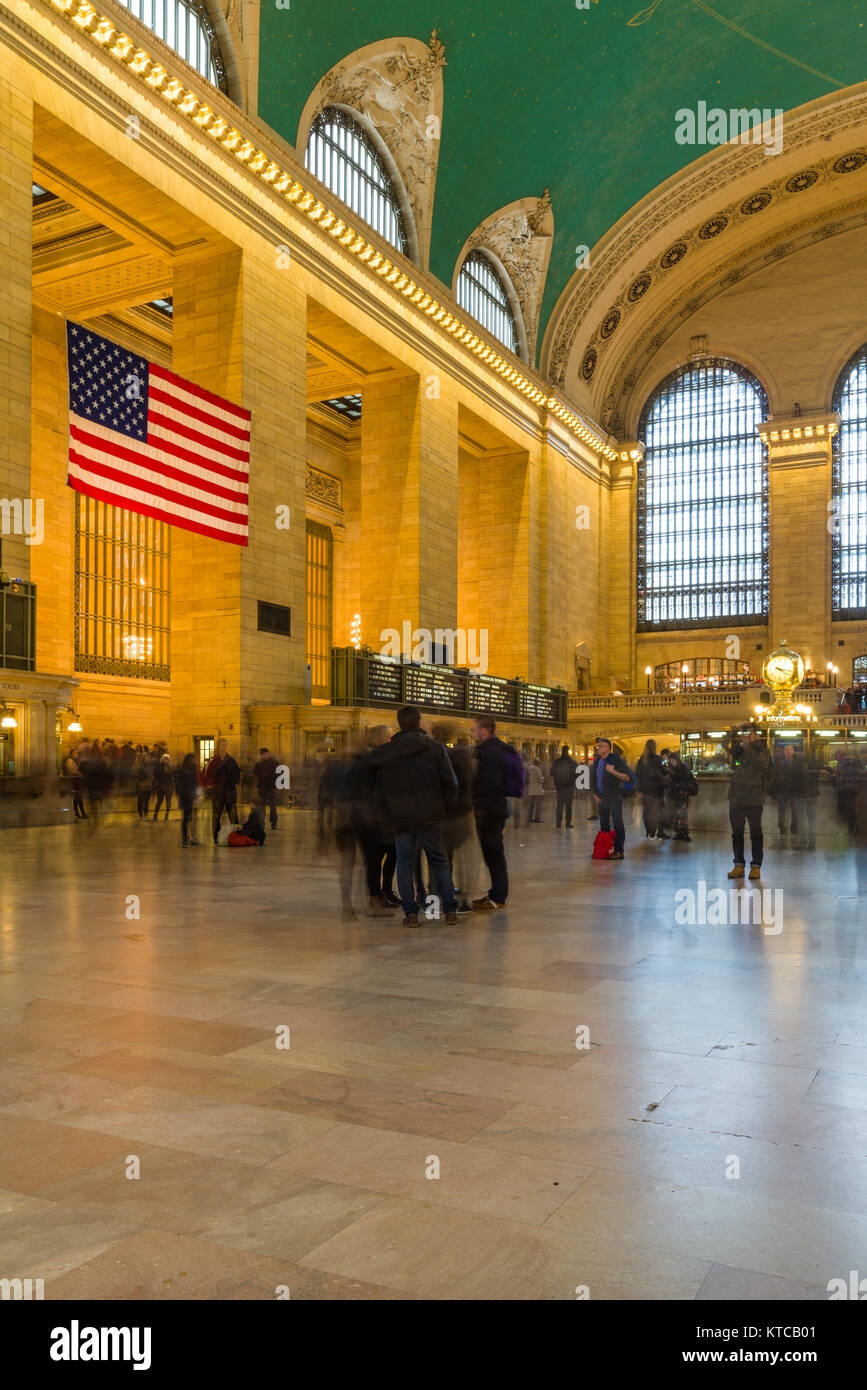 Die zentralen Eingangsbereich Innenraum des Grand Central Terminal mit Massen von Pendler und Touristen, Midtown Manhattan, New York, USA Stockfoto