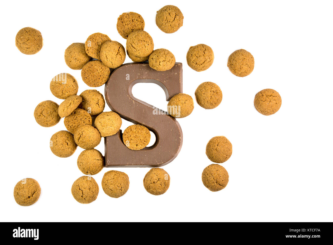 Handvoll Pepernoten cookies oder Ingwer Nüsse mit Schokolade schreiben als Sinterklaas Dekoration auf weißem Hintergrund für niederländische sinterklaasfeest Urlaub ev Stockfoto