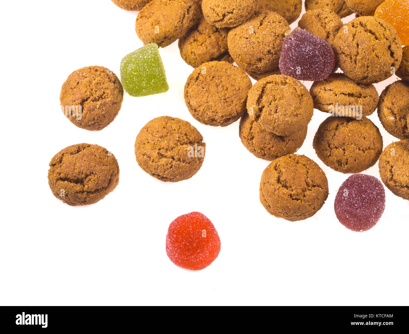 Pepernoten cookies mit Süßigkeiten von oben als Sinterklaas Dekoration auf weißem Hintergrund für niederländische sinterklaasfeest holiday Event im Dezember gesehen werfen Stockfoto