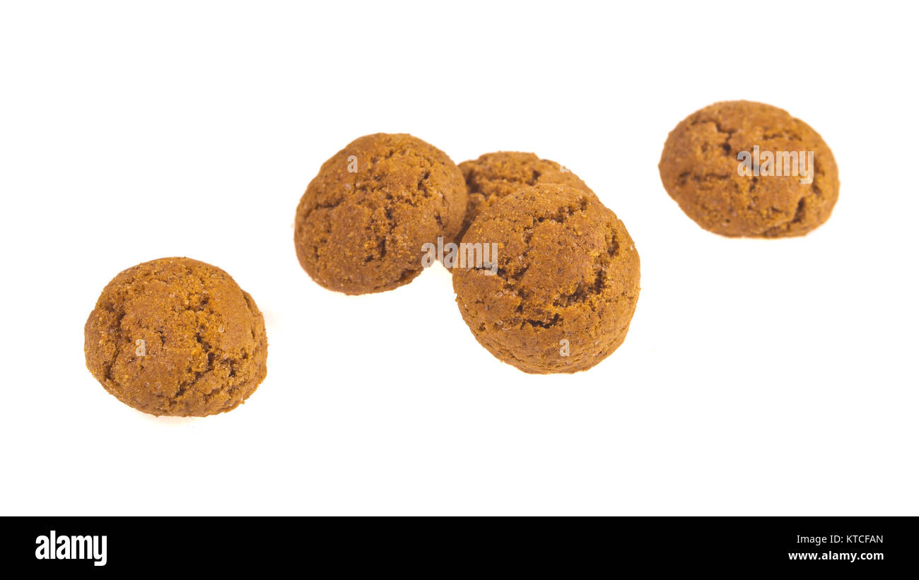 Pepernoten Cookies in einer Reihe von oben gesehen als Sinterklaas Dekoration auf weißem Hintergrund für niederländische sinterklaasfeest holiday Event am 5. Dezember Stockfoto