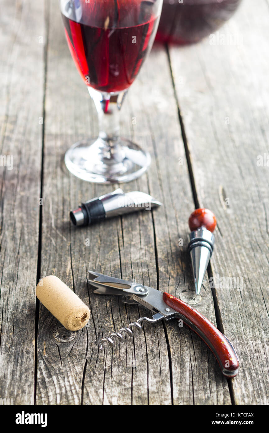 Korkenzieher und Kork. Stockfoto