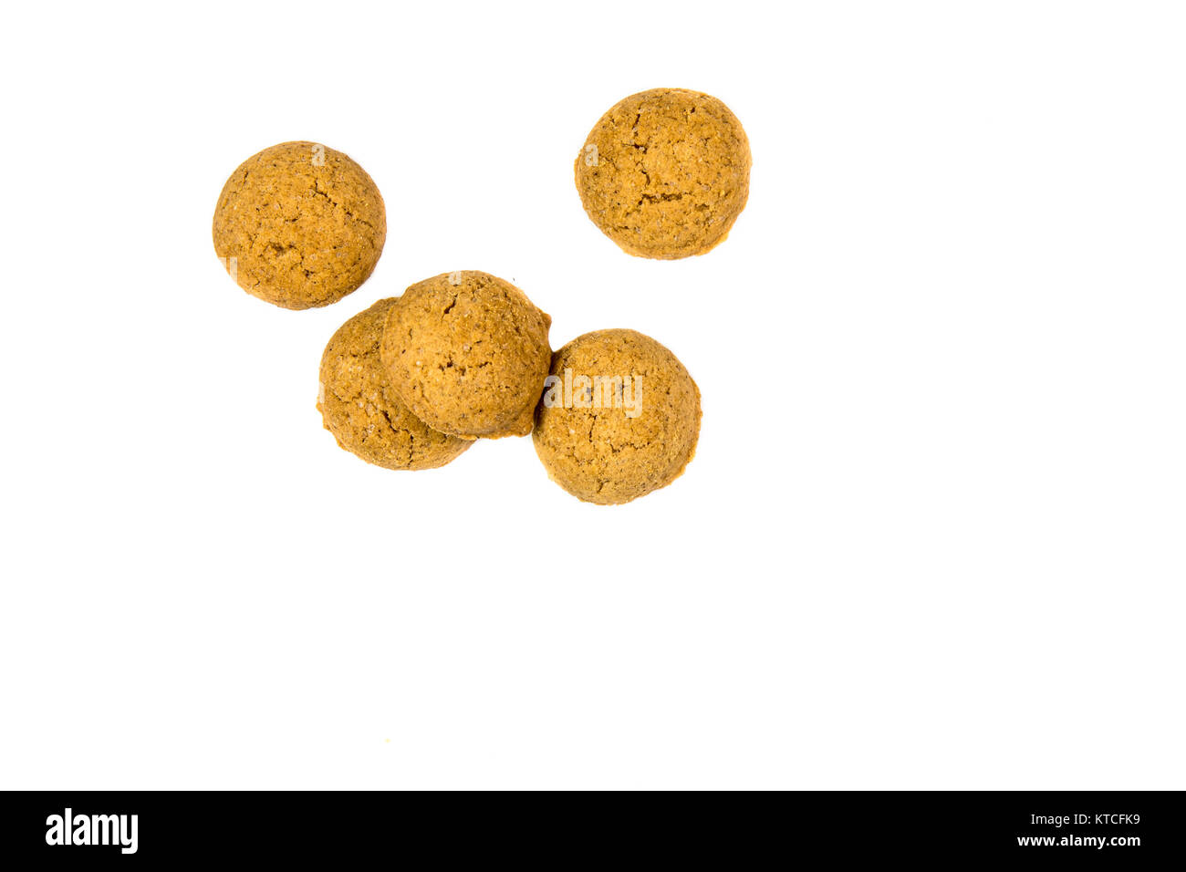 Kleine Haufen verstreut Pepernoten Cookies von oben als Sinterklaas Dekoration auf weißem Hintergrund für niederländische sinterklaasfeest holiday Event auf dezem Stockfoto