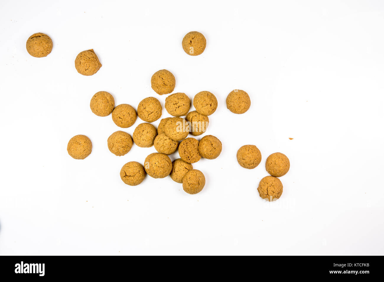 Bündel von verstreuten Pepernoten Cookies von oben als Sinterklaas Dekoration auf weißem Hintergrund für niederländische sinterklaasfeest holiday Event am 5. Dezember t Stockfoto