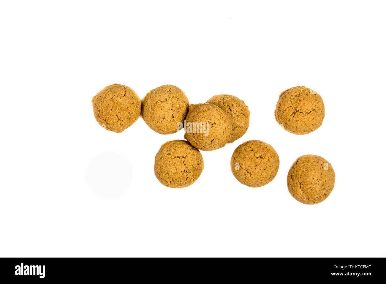 Kleine Menge zerstreut Pepernoten Cookies von oben als Sinterklaas Dekoration auf weißem Hintergrund für niederländische sinterklaasfeest holiday Event auf Deze Stockfoto