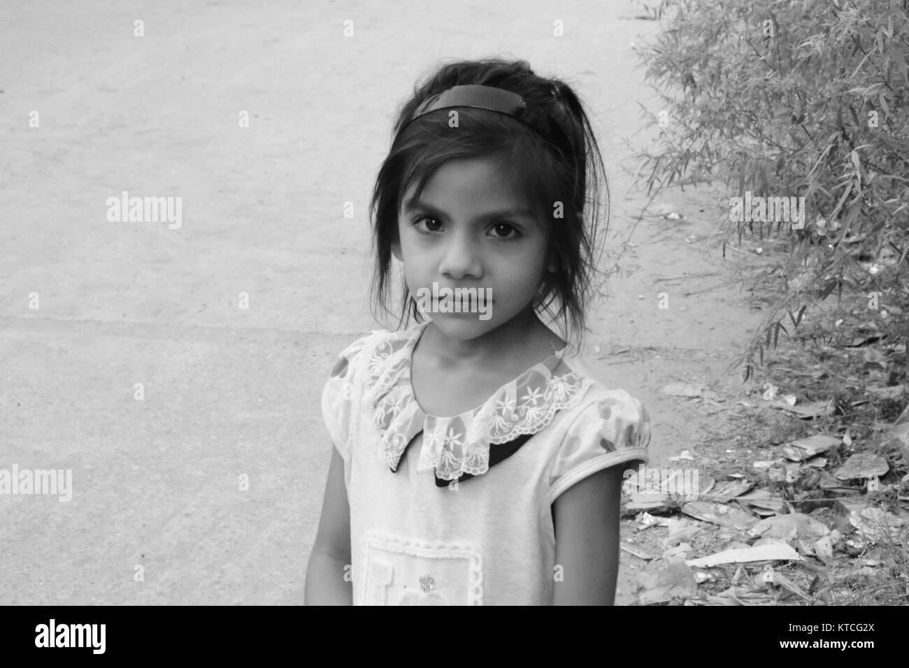 Ein kleines Mädchen auf der Straße nur ein Lächeln auf die Lippen der Fotograf Stockfoto