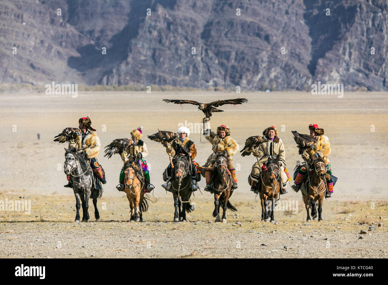 Kasachischen eagle Jäger ankommen zu Pferd zu den Golden Eagle Festival in der Mongolei Stockfoto