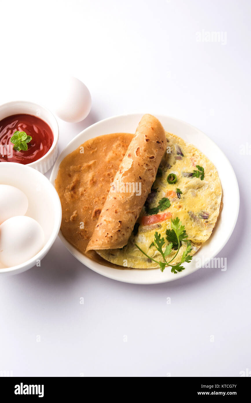 Omelette/Omelett chapati Rolle oder indisches Brot oder Roti rollte mit Omelett. Beliebte, schnelles und gesundes Rezept für Kid's Tiffin oder Lunchpaket Stockfoto