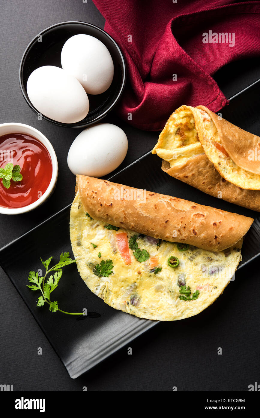 Omelette/Omelett chapati Rolle oder indisches Brot oder Roti rollte mit Omelett. Beliebte, schnelles und gesundes Rezept für Kid's Tiffin oder Lunchpaket Stockfoto