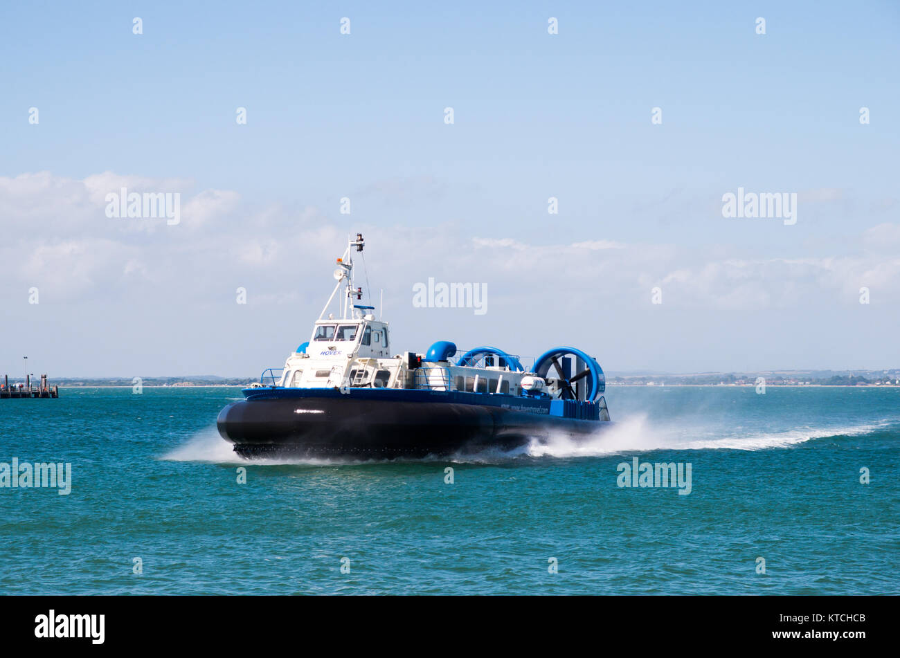 Ein hovercraft Ryde nähert sich an einem sonnigen Tag mit blauen Himmel. Stockfoto