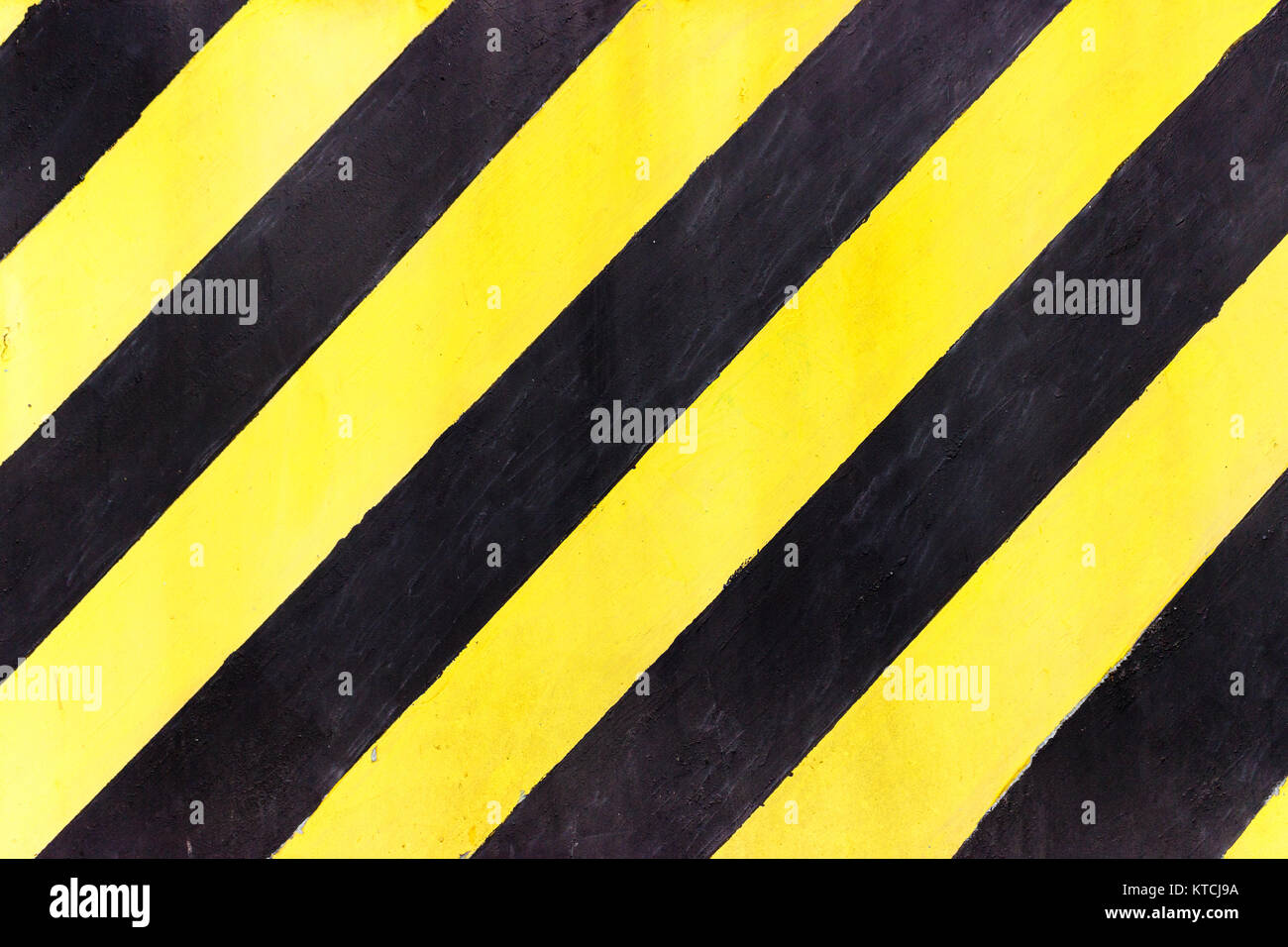 Sicherheit Streifen auf der Baustelle, Schwarz und Gelb im Bau Schild über eine grunge Textur, Ansicht von oben Stockfoto