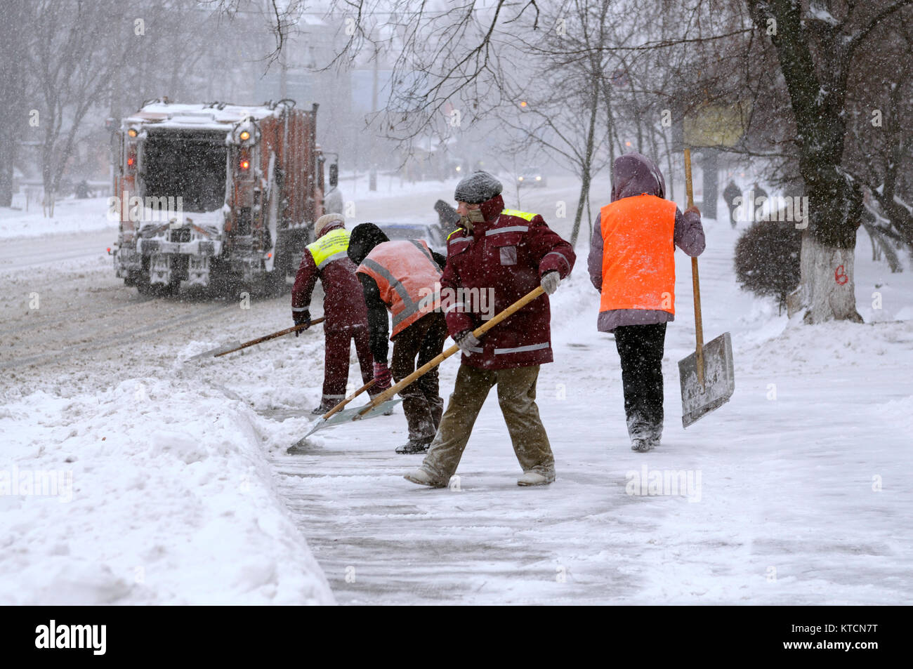 Nach Blizzard. Städtische Arbeiter Entfernen von Schnee und Eis aus den Straßen von Kiew. 12. Januar 2016. Kiew, Ukraine. Stockfoto