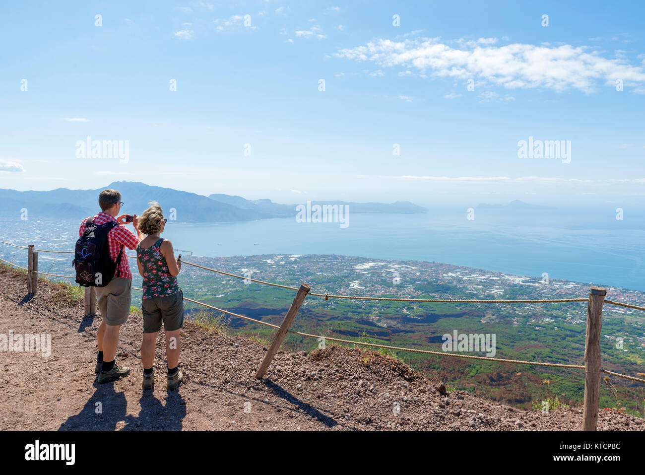 Paar fotografieren der Blick über die Bucht von Neapel vom Gipfel des Vesuv, Neapel, Kampanien, Italien Stockfoto